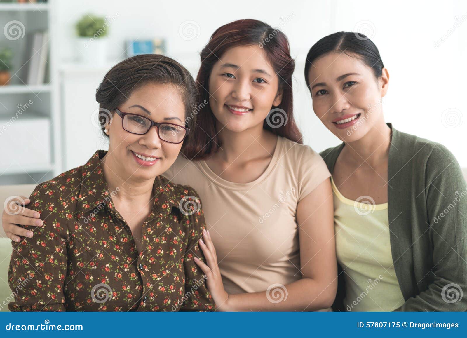 Японские дочки мамы папы. Китайские дочь мама и бабушка. Мама дочь и бабушка корейские. Дочь/ мать и бабушка китайки. Мама дочь смартфон.