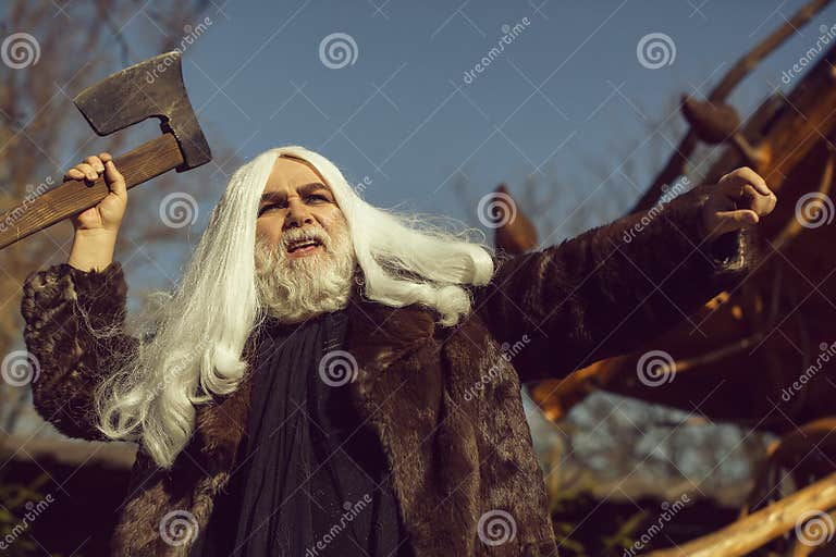 Grober Alter Druide Mit Axt Stockfoto - Bild von älter, druide: 139281464