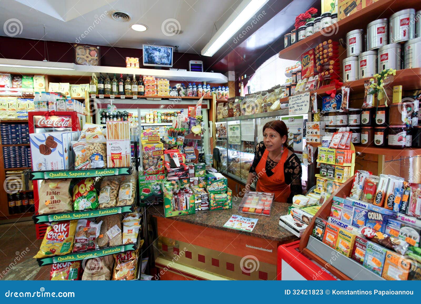 Grocery shop in Rome editorial stock photo. Image of shop 32421823