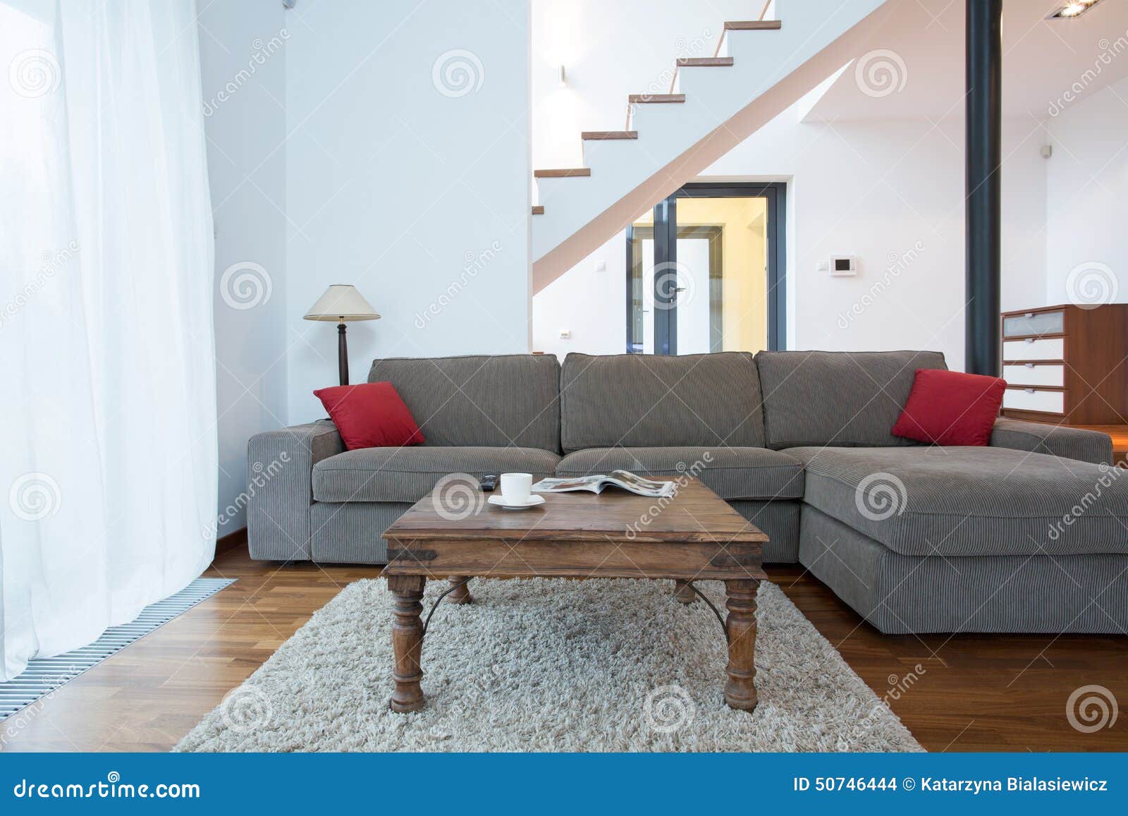 GroÃes wohnzimmer mit sofa, fernsehapparat und braunen wänden ...