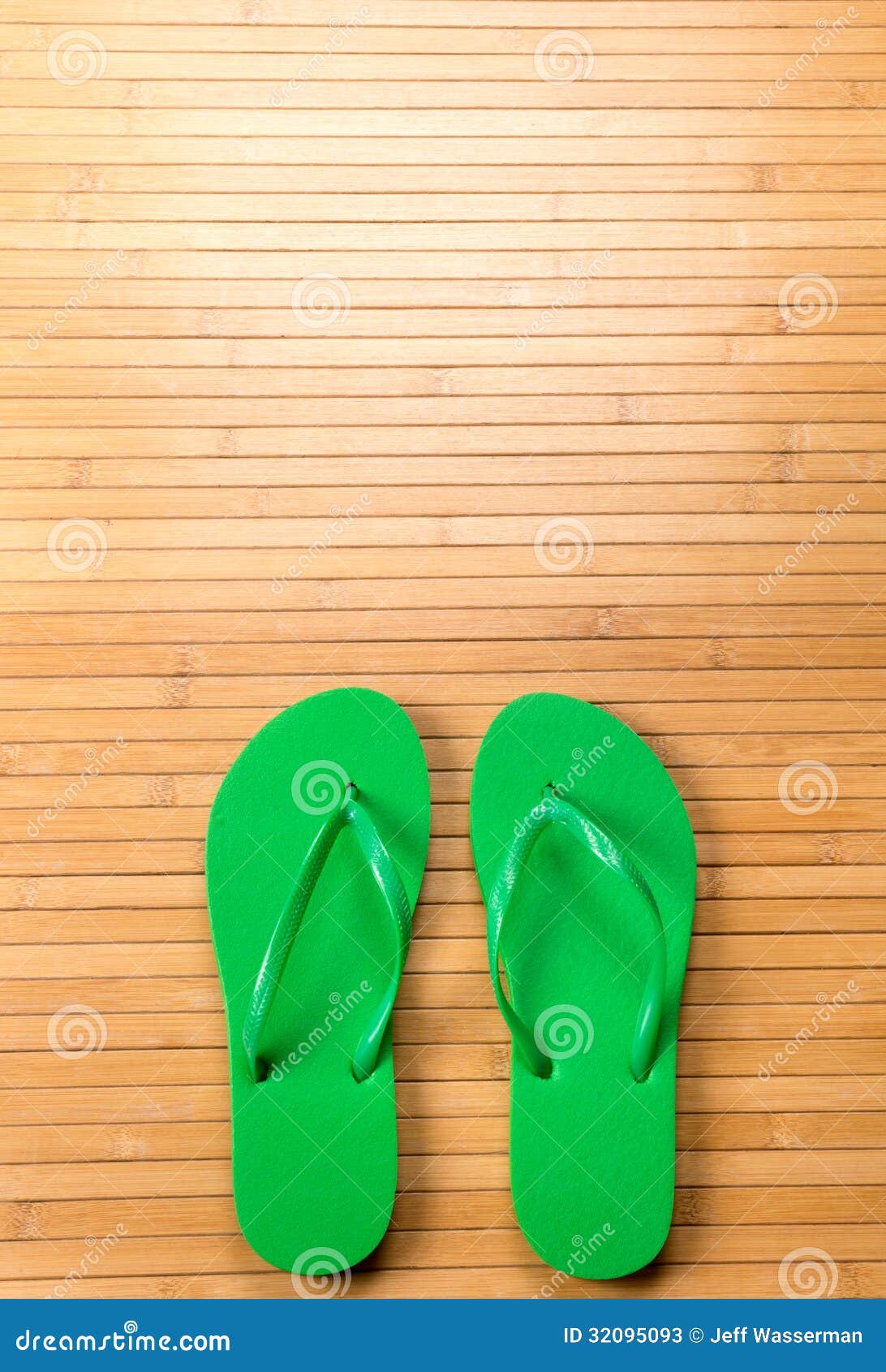 Groen Flip Flops Op Bamboe Mat with Copy Space Stock Afbeelding - Image ...