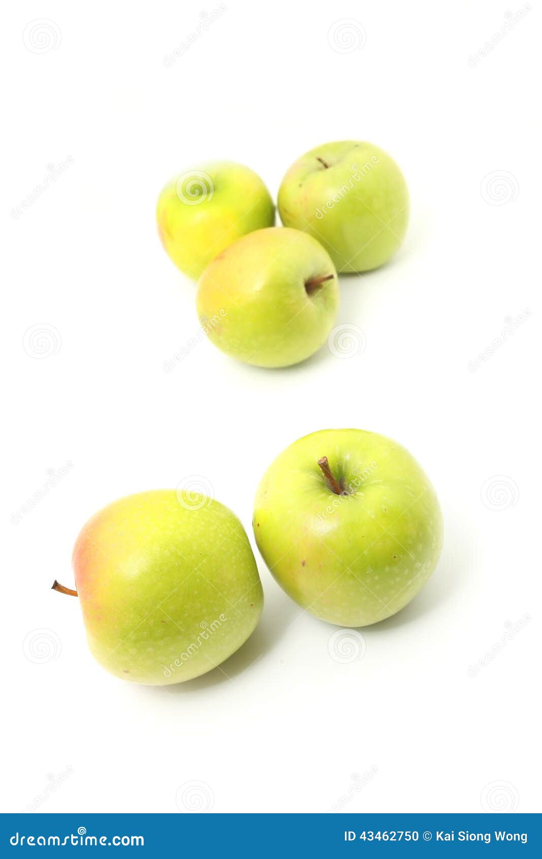 Groene appel die op witte achtergrond wordt geïsoleerde