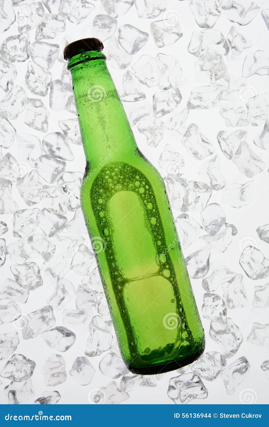 Groene Bierfles Backlit op Ijs. Één enkele groene fles bier backlit op een bed van ijs De fles heeft geen etiket Verticaal formaat