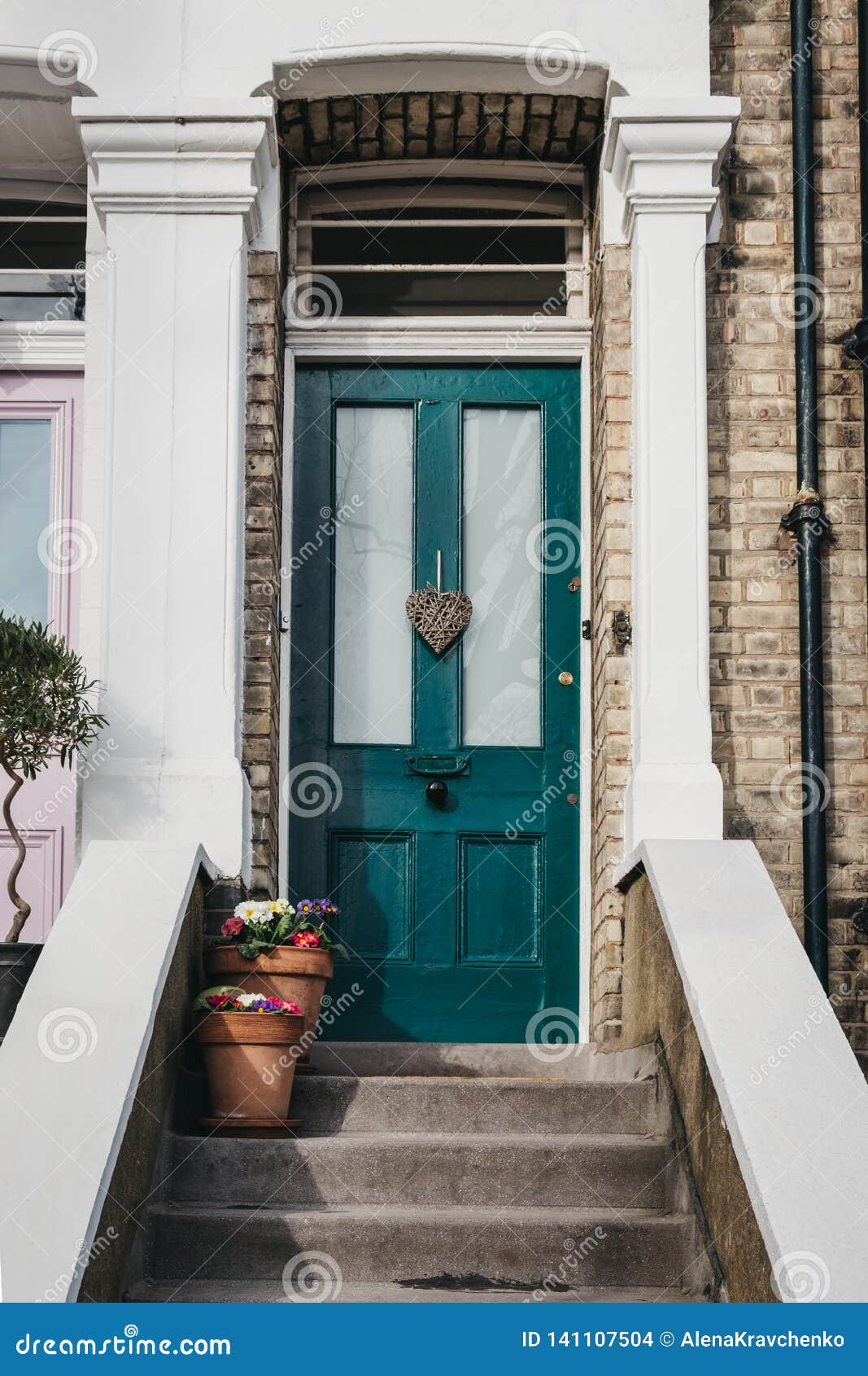 risico Verrast duidelijk Groene Deur Op Een Traditioneel Engels Huis in Londen, Het UK Stock Foto -  Image of groen, stad: 141107504