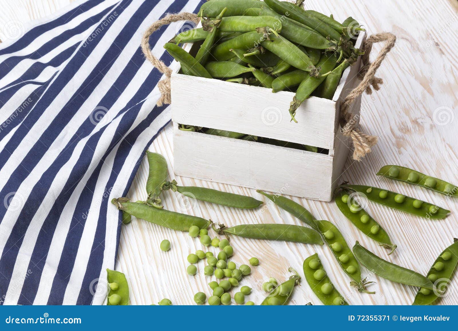 Groene erwten in een houten doos op houten bureau