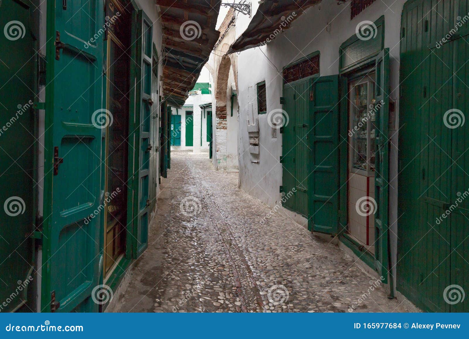 onwettig bereiden dinsdag Groene Houten Deuren Van De Oude Winkels in De Tetouan Medina-wijk in  Noord-Marokko Een Medaille Wordt Doorgaans Gedraaid, Met Ve Stock Foto -  Image of markt, magreb: 165977684