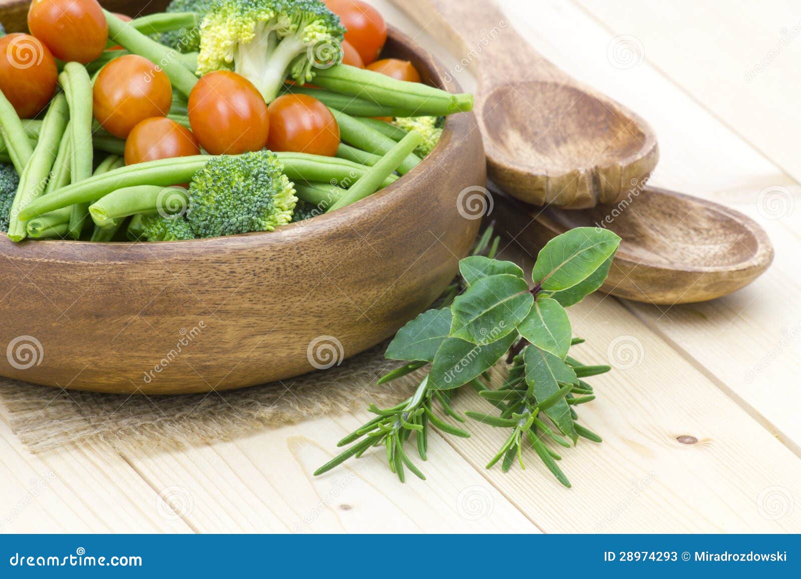 Groenten en kruiden: broccoli, slabonen en tomaten in een kom