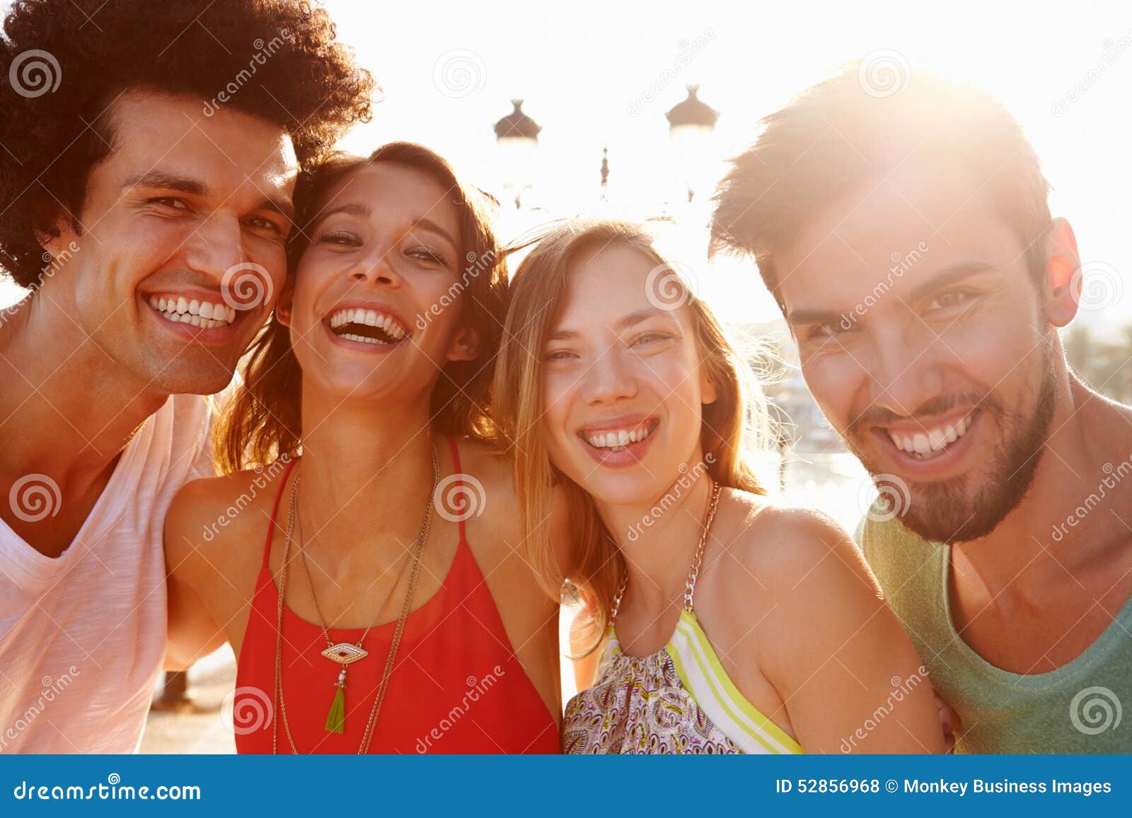 Groep Jonge Vrienden op de Zomervakantie samen