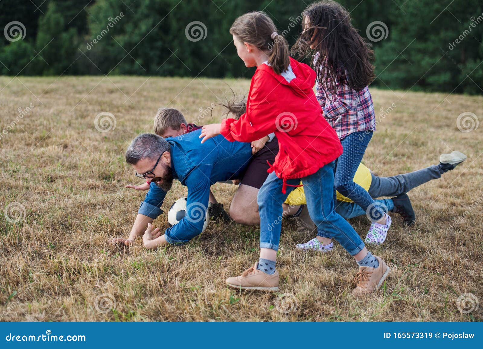 Groep Schoolkinderen Met Leraar Tijdens Een Praktijkreis in De Natuur ...