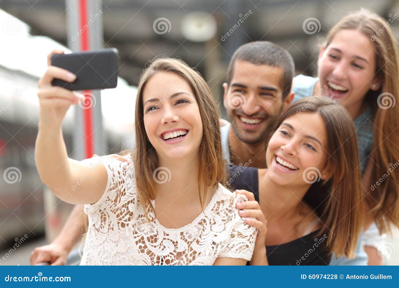 Groep Van Vier Vrienden Die Selfie Met Een Slimme Telefoon Nemen Stock ...