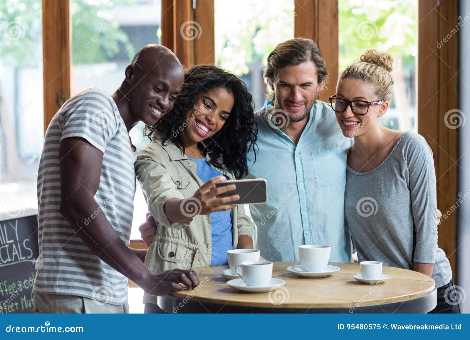 Groep vrienden die een selfie van mobiele telefoon nemen. Groep vrienden die een selfie van mobiele telefoon in cafÃ© nemen