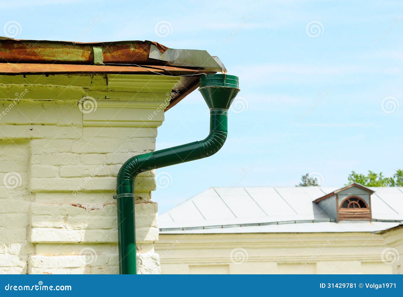 Grondaia Della Pioggia Con Il Tubo Di Scarico Immagine Stock - Immagine di  architettura, tetto: 31429781