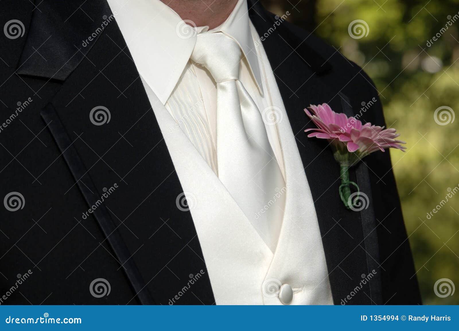 groom's black tux and tie