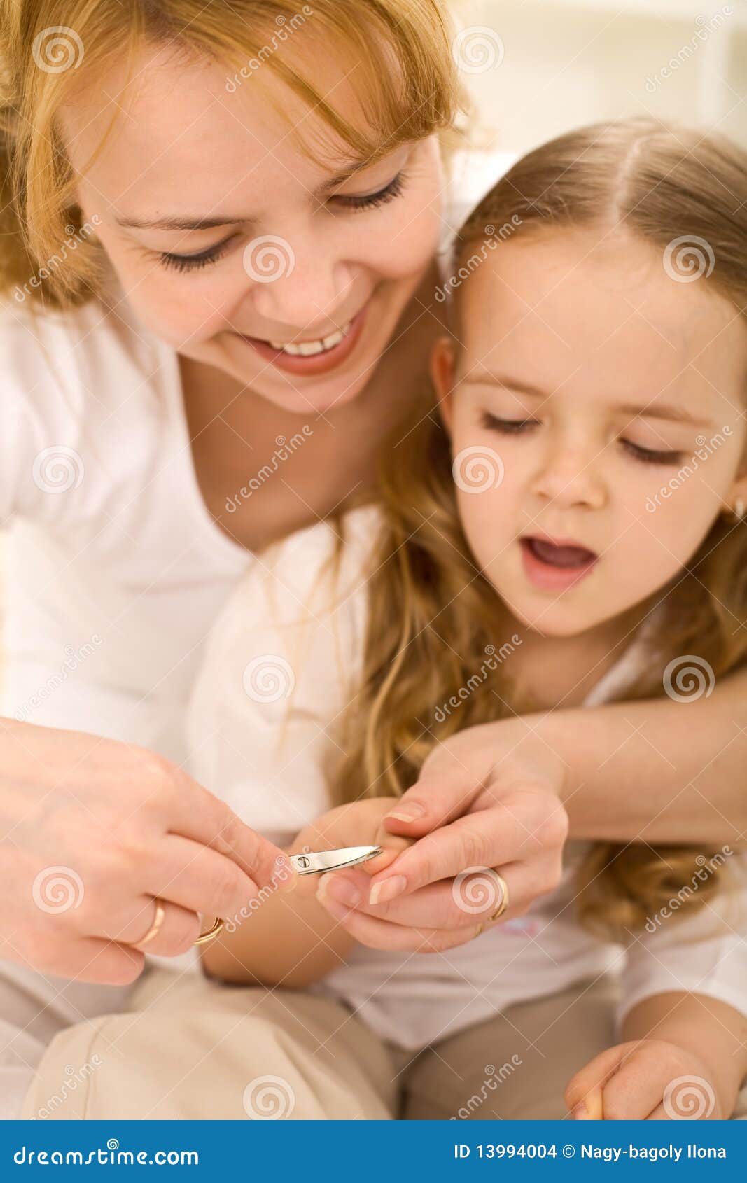 cut fingers in dream girl cut fingers in dream girl