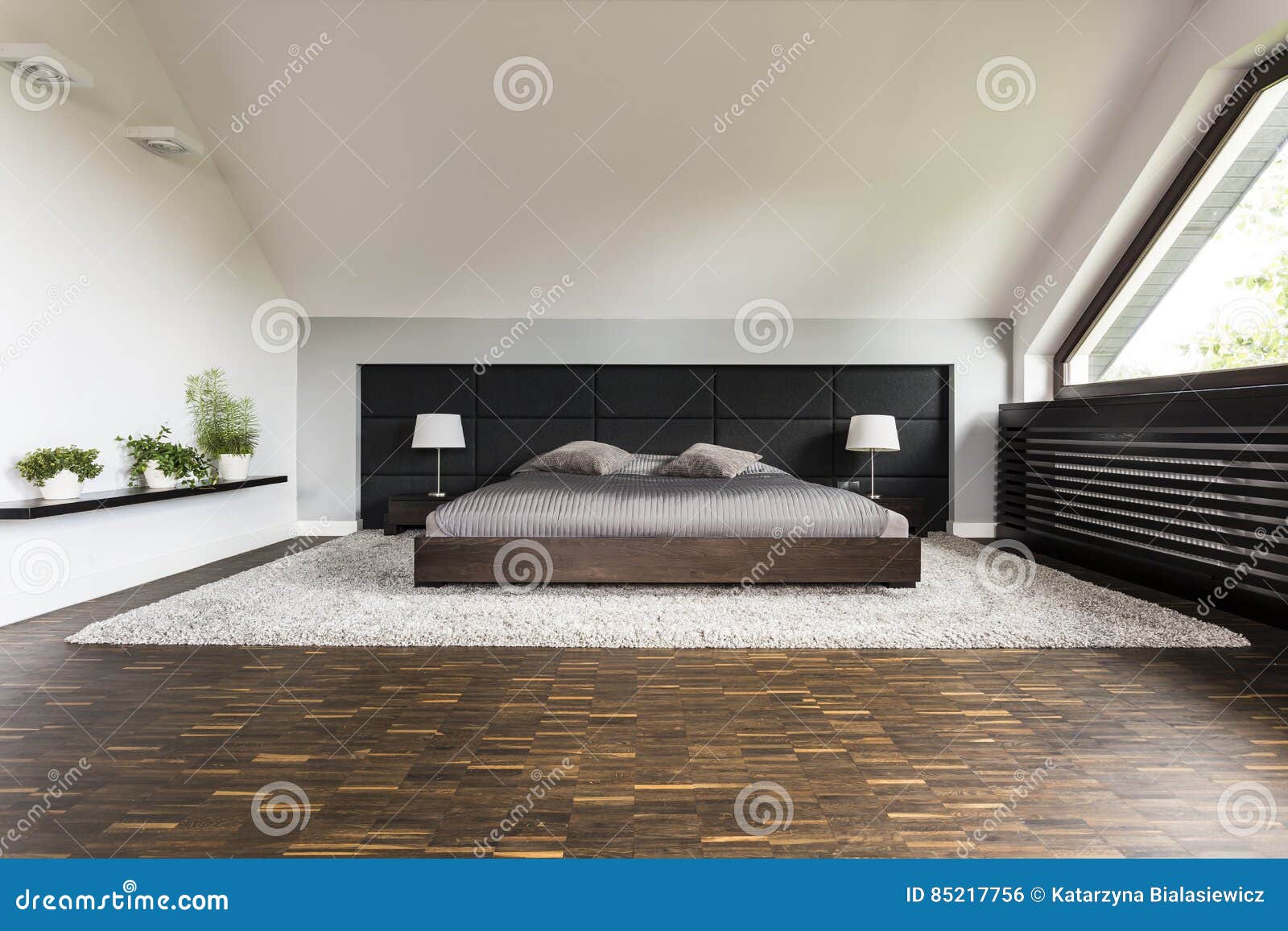 anders krijgen Verstoring Groot Bed in Een Slaapkamer Stock Foto - Image of stijlvol, flat: 85217756