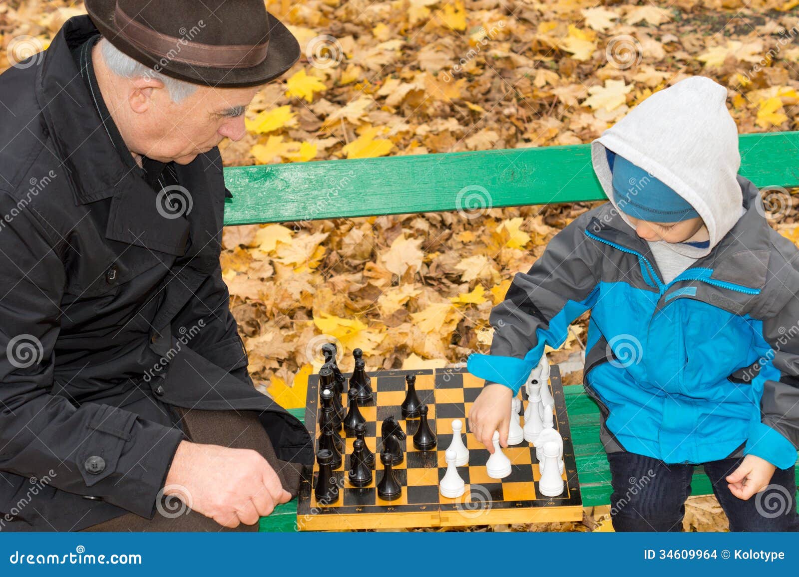 Дед с внуком играют в шашки. Дед внук шахматы. Дед и внук играют в шахматы. Дед и внук шахматы фотосессия. Дедушка и внучка играют в шахматы фотография.