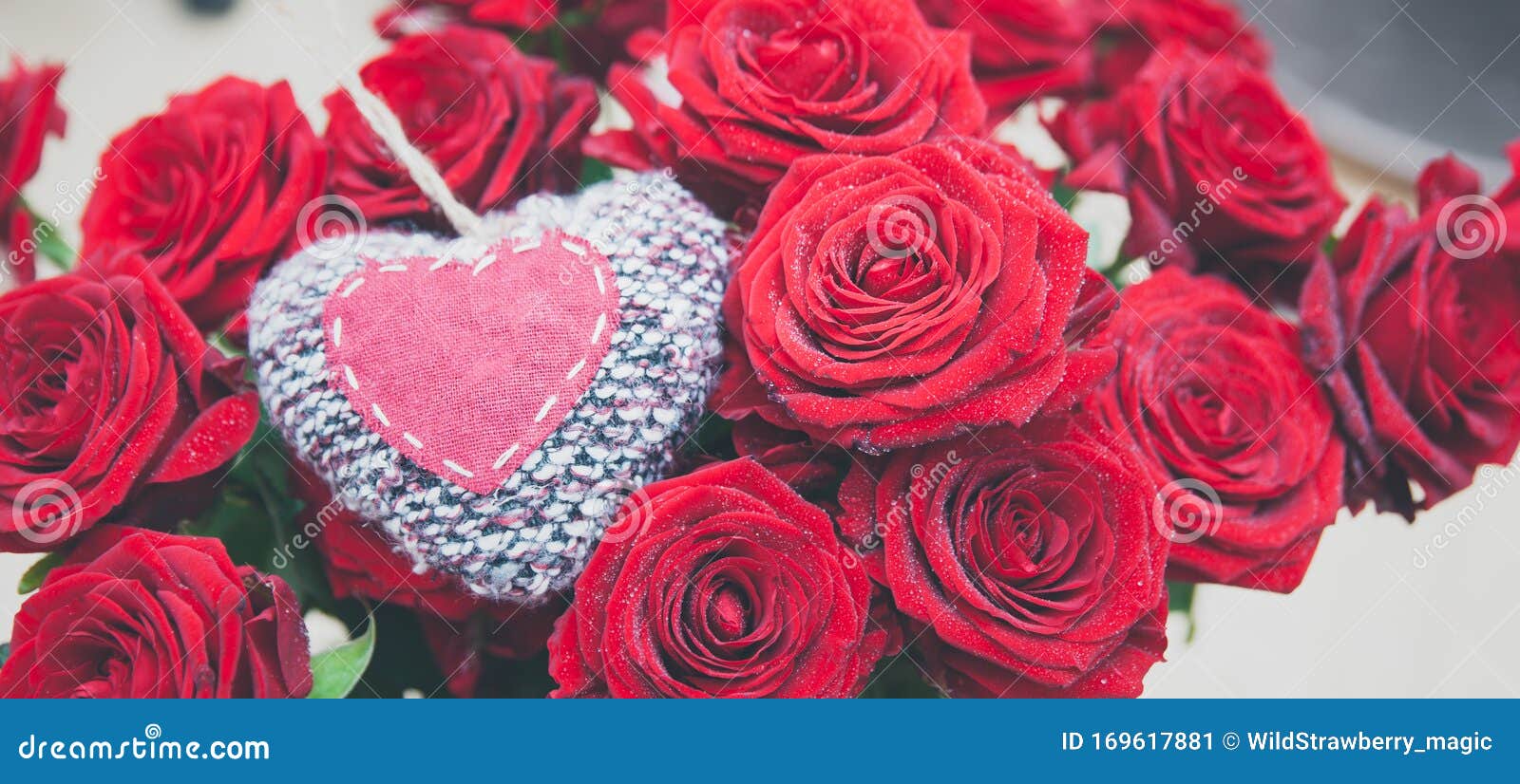 Gros Bouquet De Roses Rouges Et D'espace élégant Tricoté élégant De Concept  D'amour De Coeur Pour Le Texte Image stock - Image du fleur, vacances:  169617881