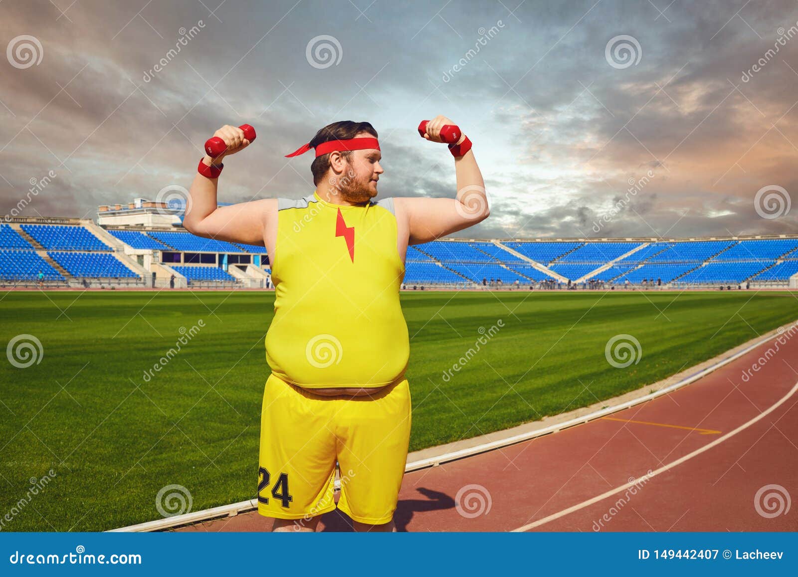 Senior Homme En Vêtements De Sport Dans Une Salle De Sport Avec Des Poids.