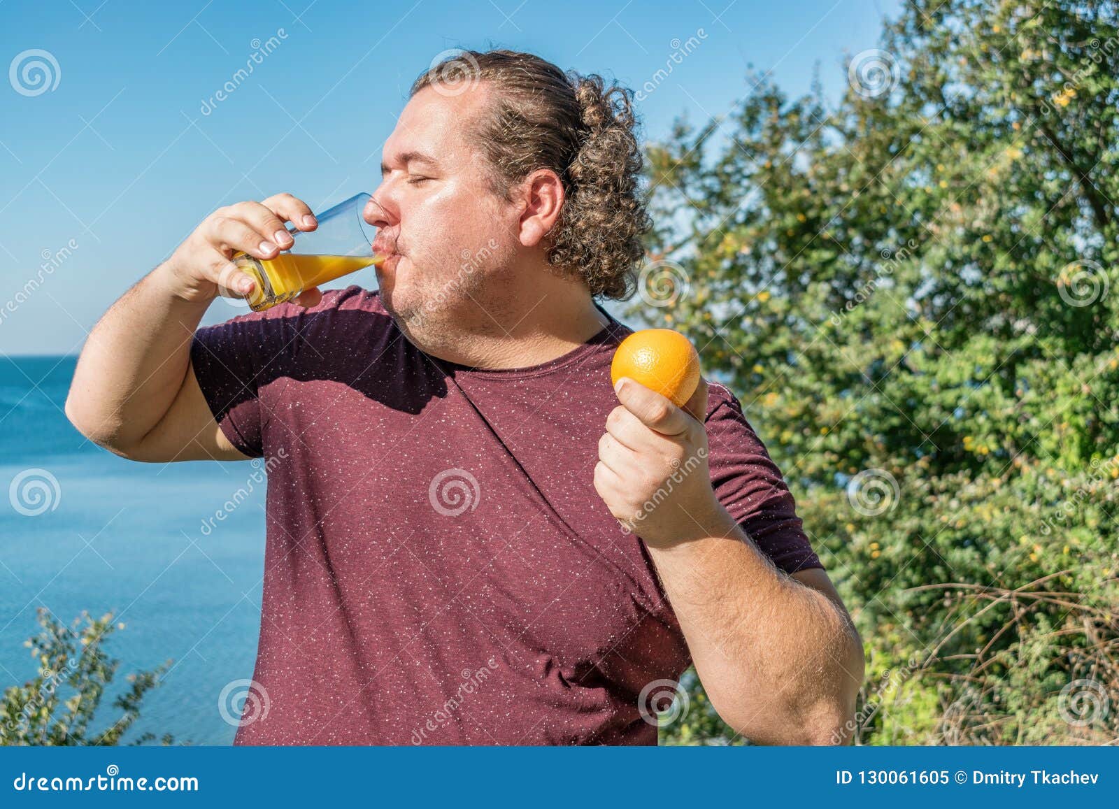 Gros homme drôle sur les fruits potables de jus et de consommation d'océan Vacances, perte de poids et consommation saine