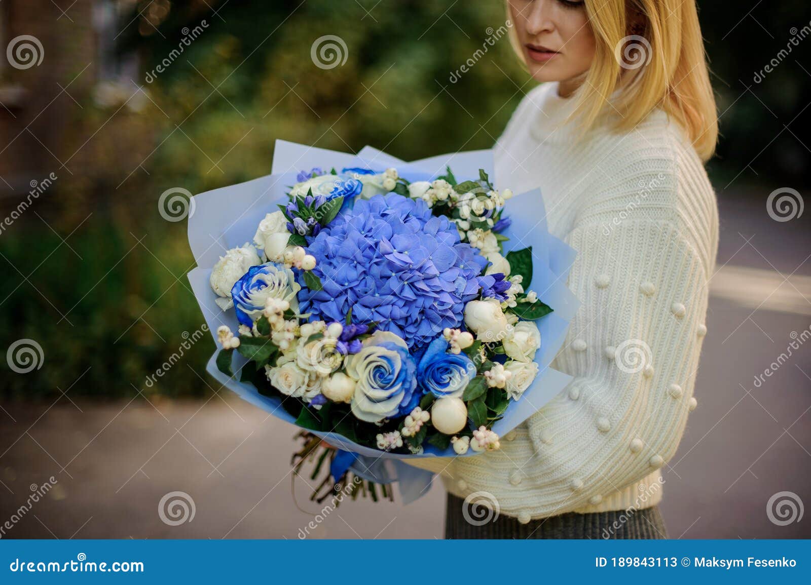 Gros Plan De Bouquet De Fleurs Bleues Et Blanches Entre Les Mains De La  Femme. Image stock - Image du bouquet, lumineux: 189843113