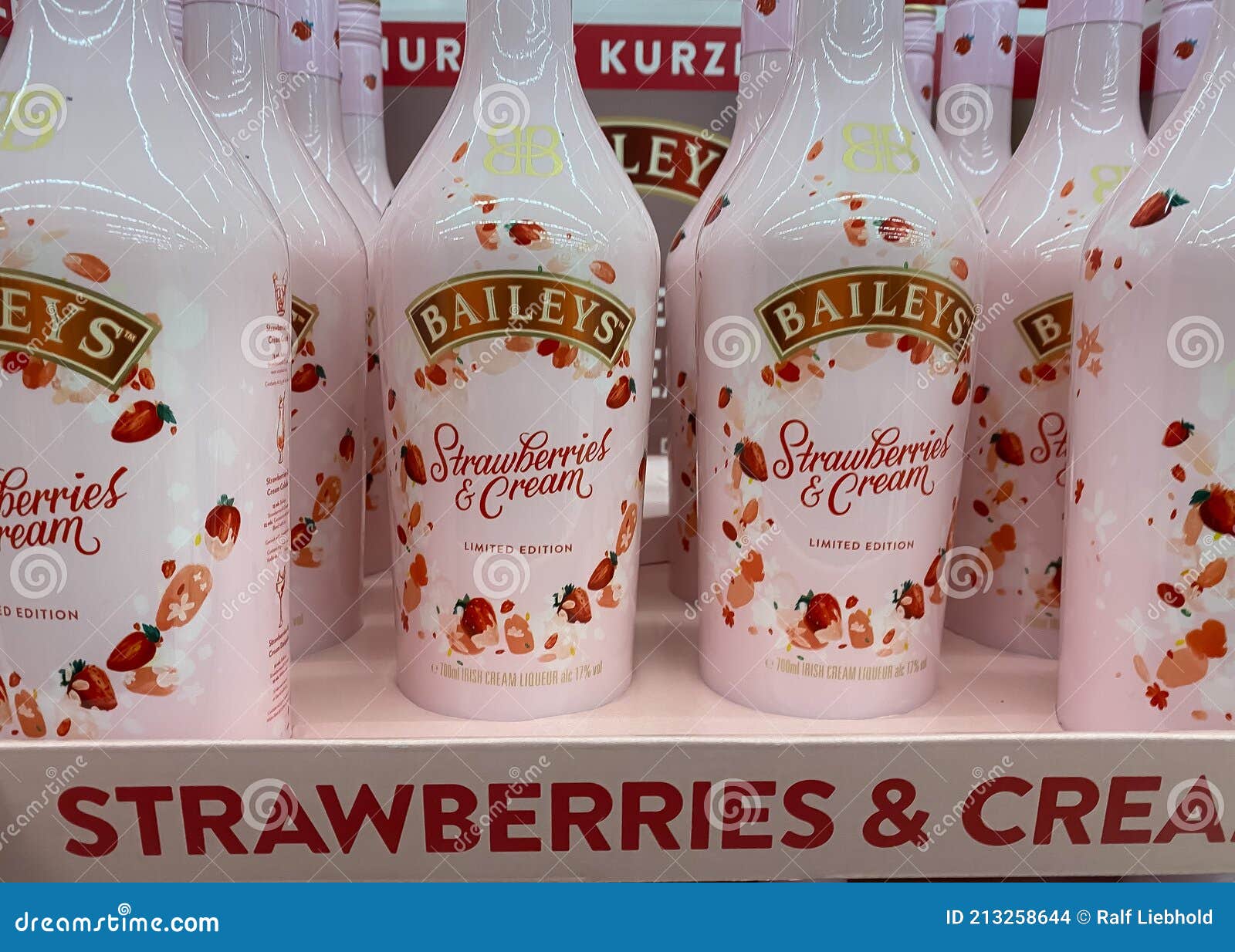 Gros Plan De Bouteilles Baileys Crème De Fraise Liqueur Dans étagère Du  Supermarché Allemand Image stock éditorial - Image du système, supermarché:  213258644