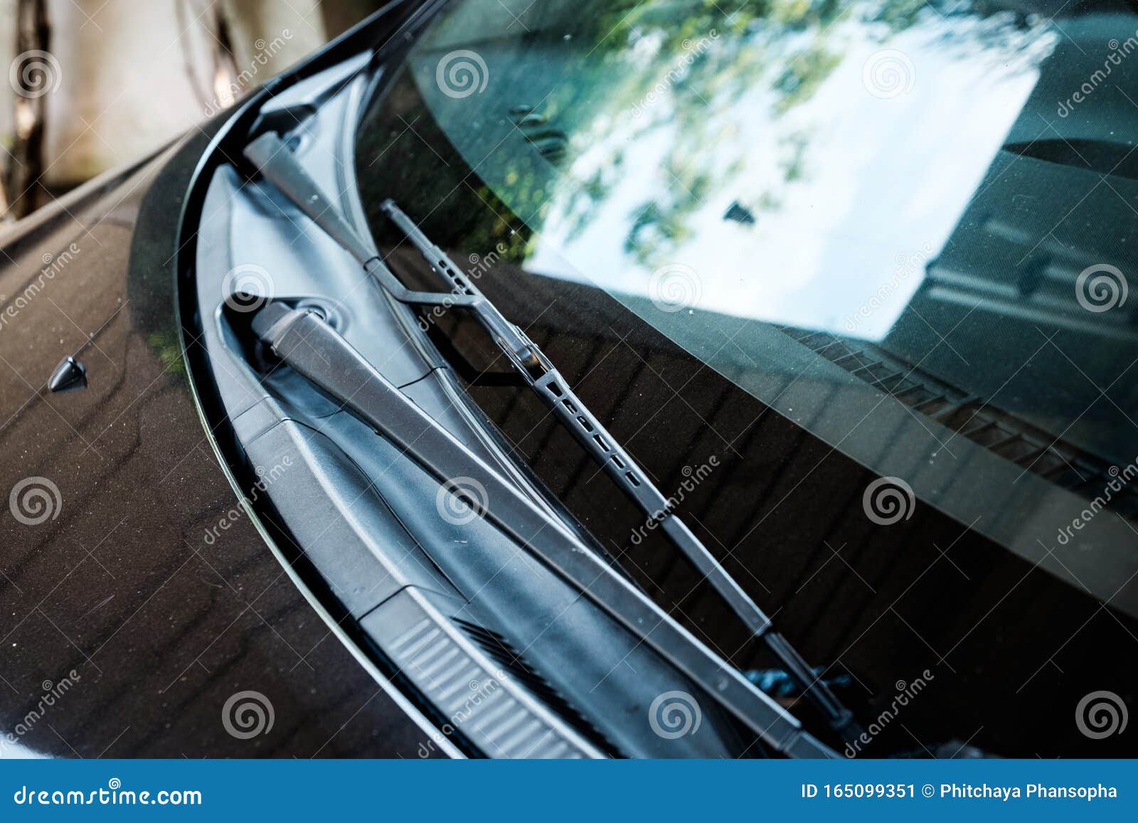 Gros Plan De L'essuie-glace De La Voiture Image stock - Image du réflexion,  automobile: 165099351