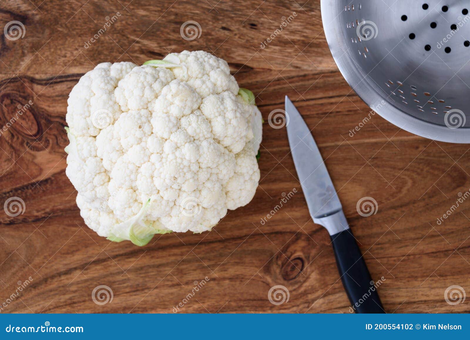 Gros Plan De Tête De Chou-fleur Sur Une Planche à Découper En Bois  Rustique, Couteau à éplucher, Passoire Photo stock - Image du bois, wooden:  200554102