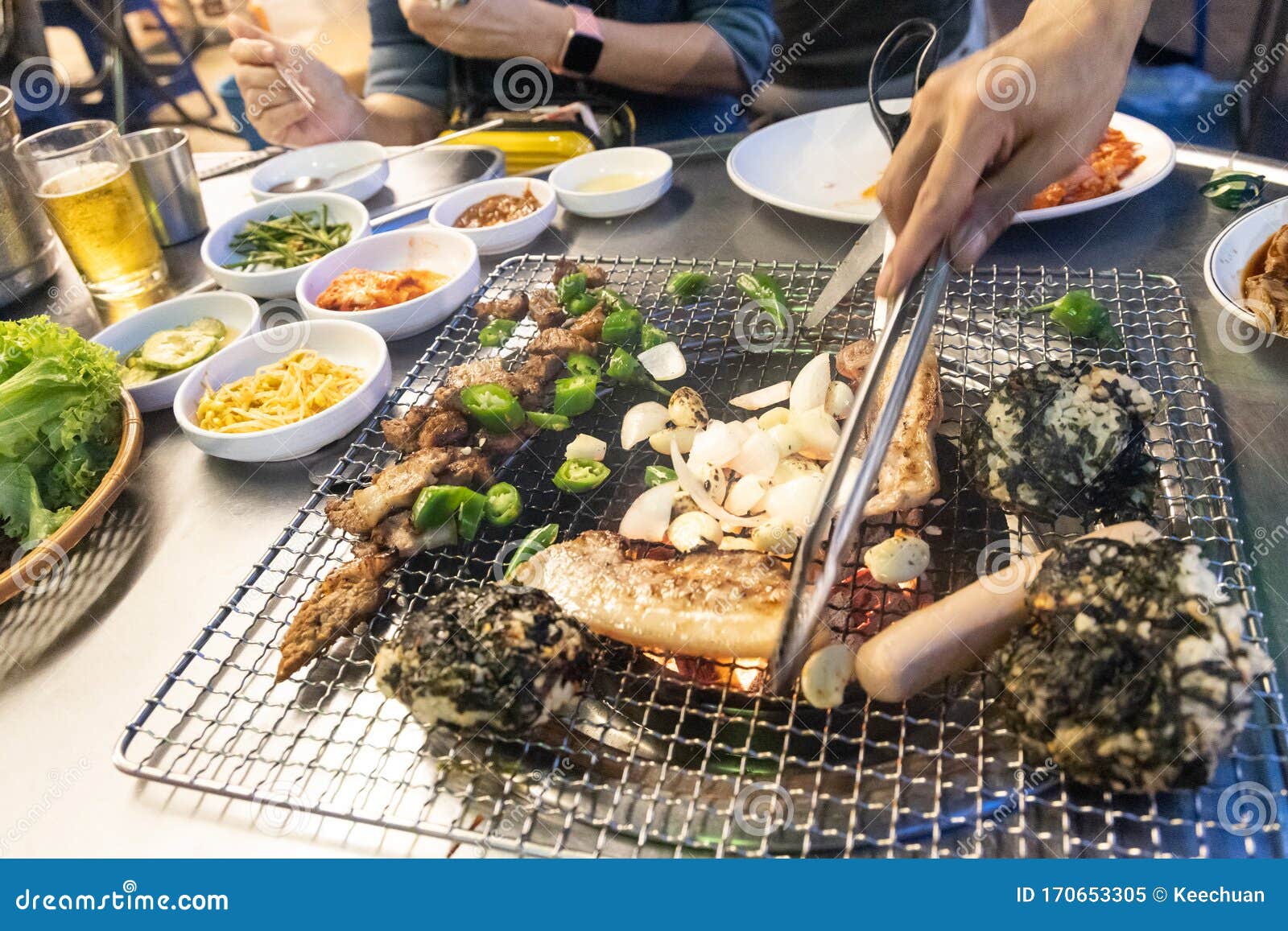 Gros Plan Sur Un Barbecue Coréen Grillé Sur Un Poêle À Charbon Chaud Avec  D'autres Ingrédients Banque D'Images et Photos Libres De Droits. Image  139353426