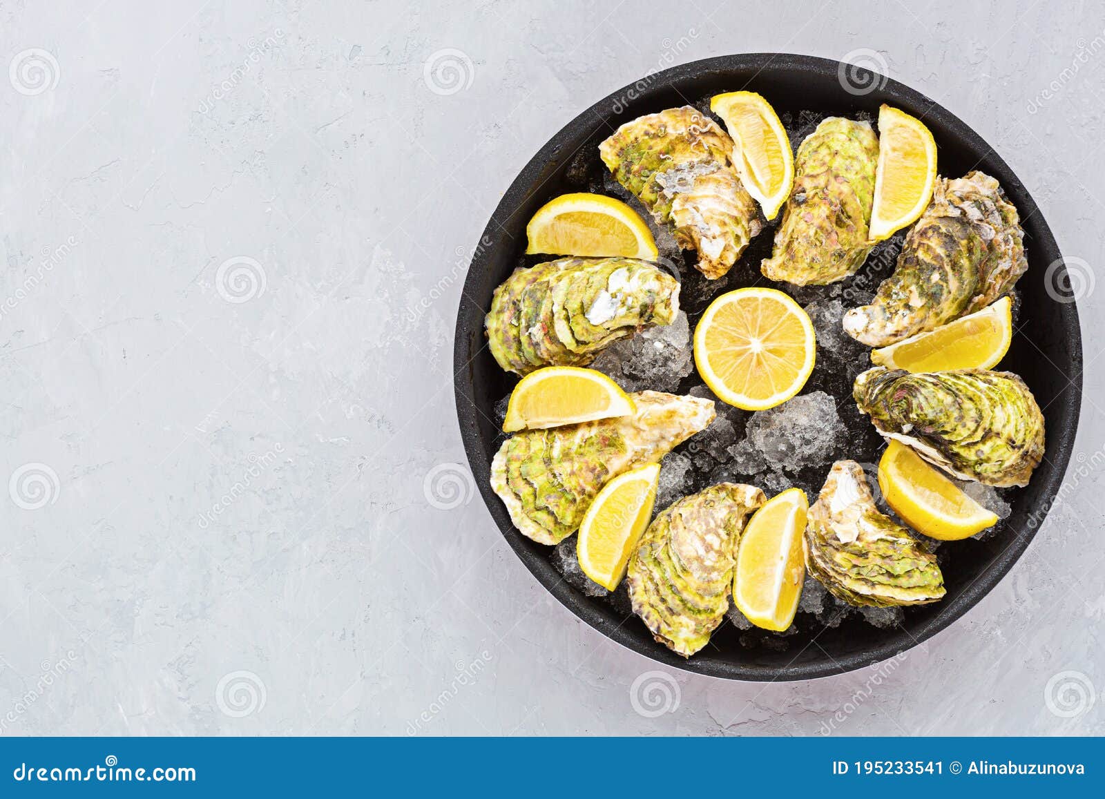 Huîtres Fraîches Avec Des Tranches De Citron Dans La Glace