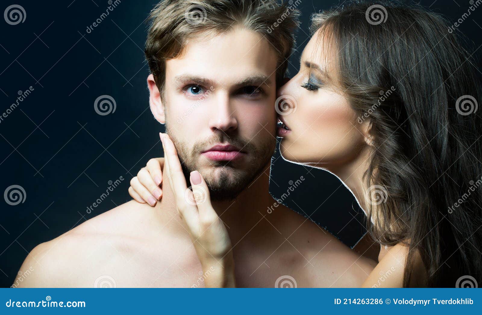 Jeune Femme Sexy Est Assis Sur Le Gars Et Très Affectueux À