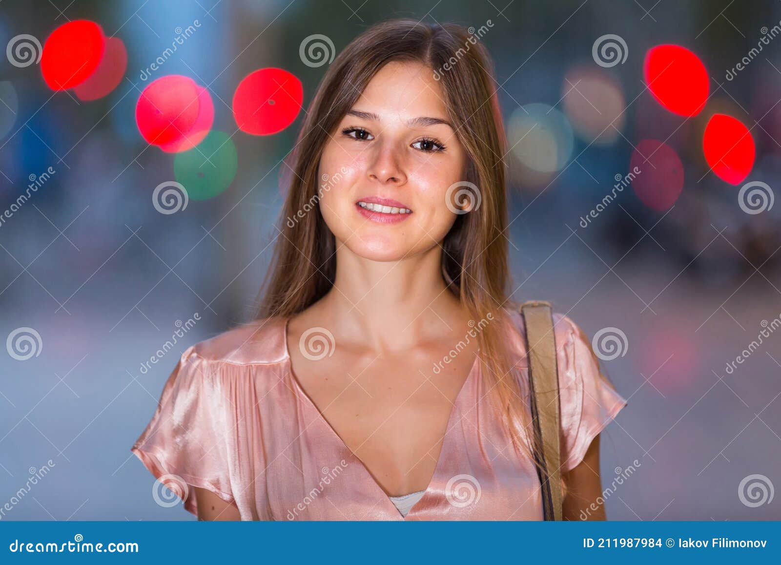 Gros Plan Portrait De Sourire Mince Fille Adulte Dans Sexy Vêtements De  Soirée Photo stock - Image du renivellement, perfection: 211987984