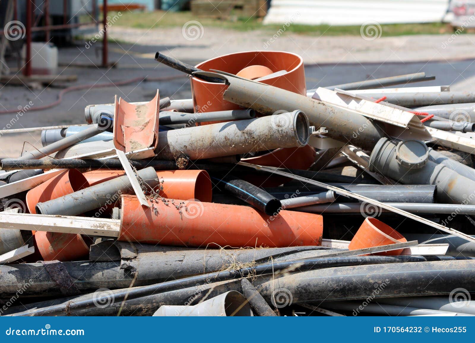 Grosse Pile De Vieux Tuyaux Cassés Utilisés De Plastique Et De Caoutchouc  Laissés Au Chantier Local Photo stock - Image du placer, local: 170564232