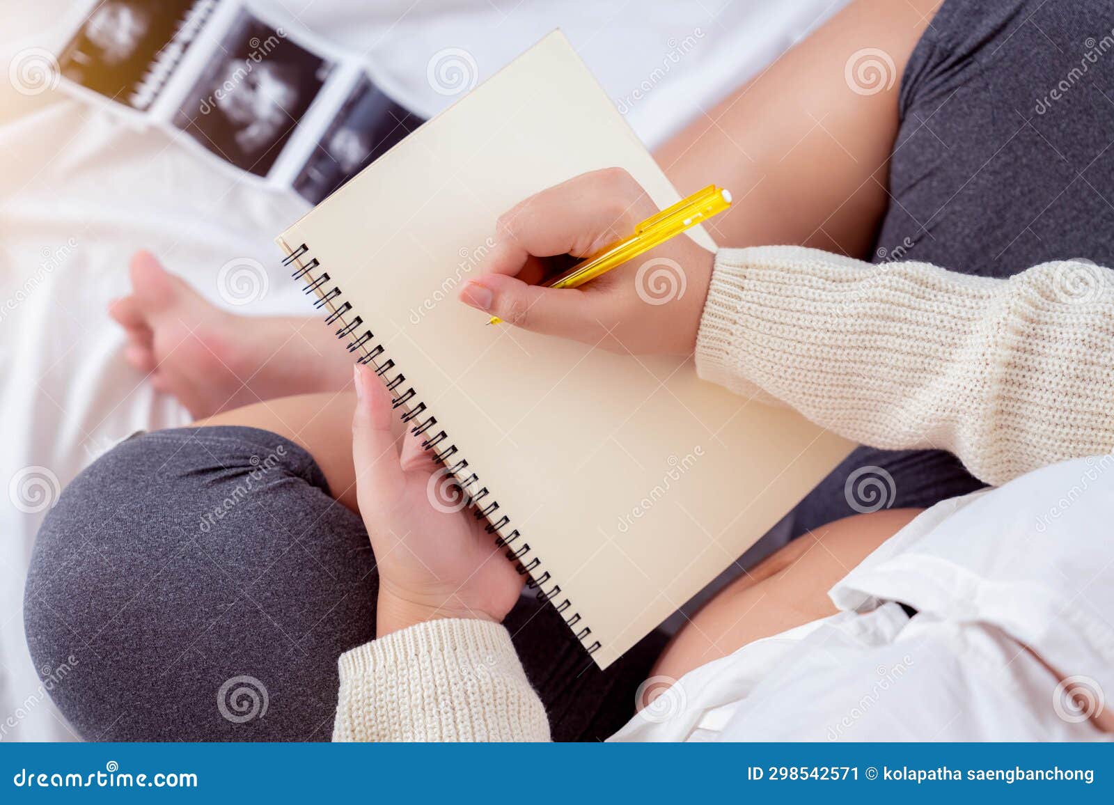 Grossesse Laiterie Femme Enceinte écrire L'horaire Pour Mémoire Mère Assise  Sur Le Lit Image stock - Image du documents, mémoire: 298542571