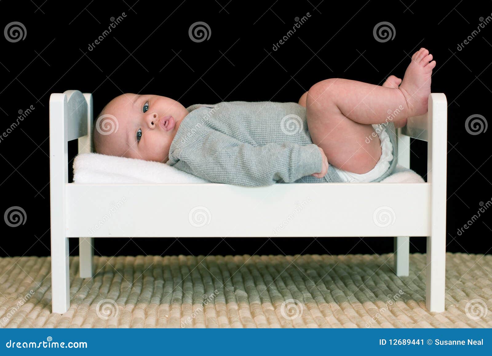 Brandewijn Tegenover trechter Grote Baby in Een Klein Bed Stock Afbeelding - Image of haar, koude:  12689441
