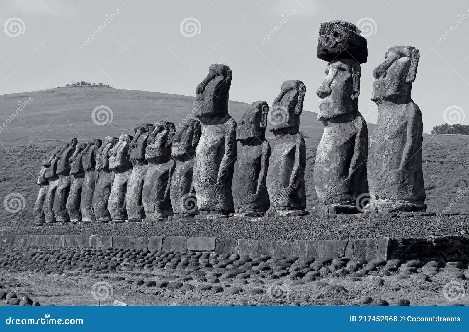 Grote Beelden Van Moai Op Ahu Tongariki - Ceremoniaal Op Het Eiland Chili Ooster in Zwart - Wit Stock Foto - Image of grijs, gigantisch: 217452968