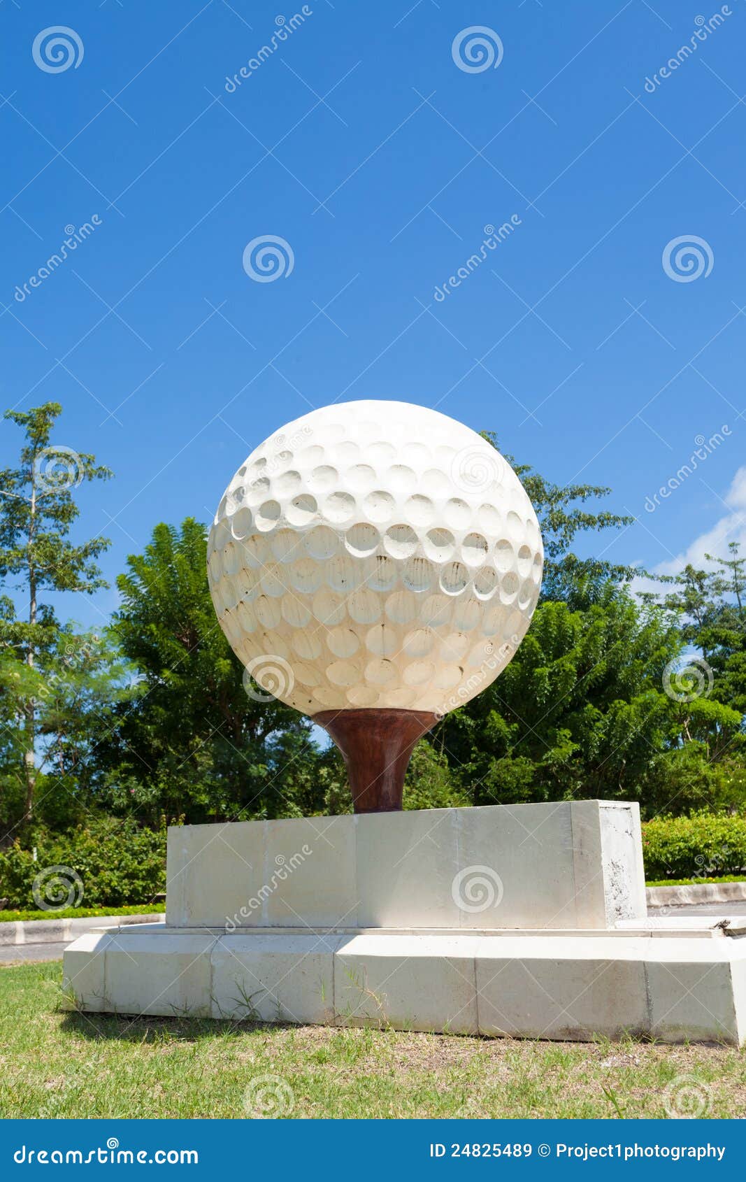 balans Eervol Bouwen op Grote golfbal stock afbeelding. Image of gebied, spel - 24825489