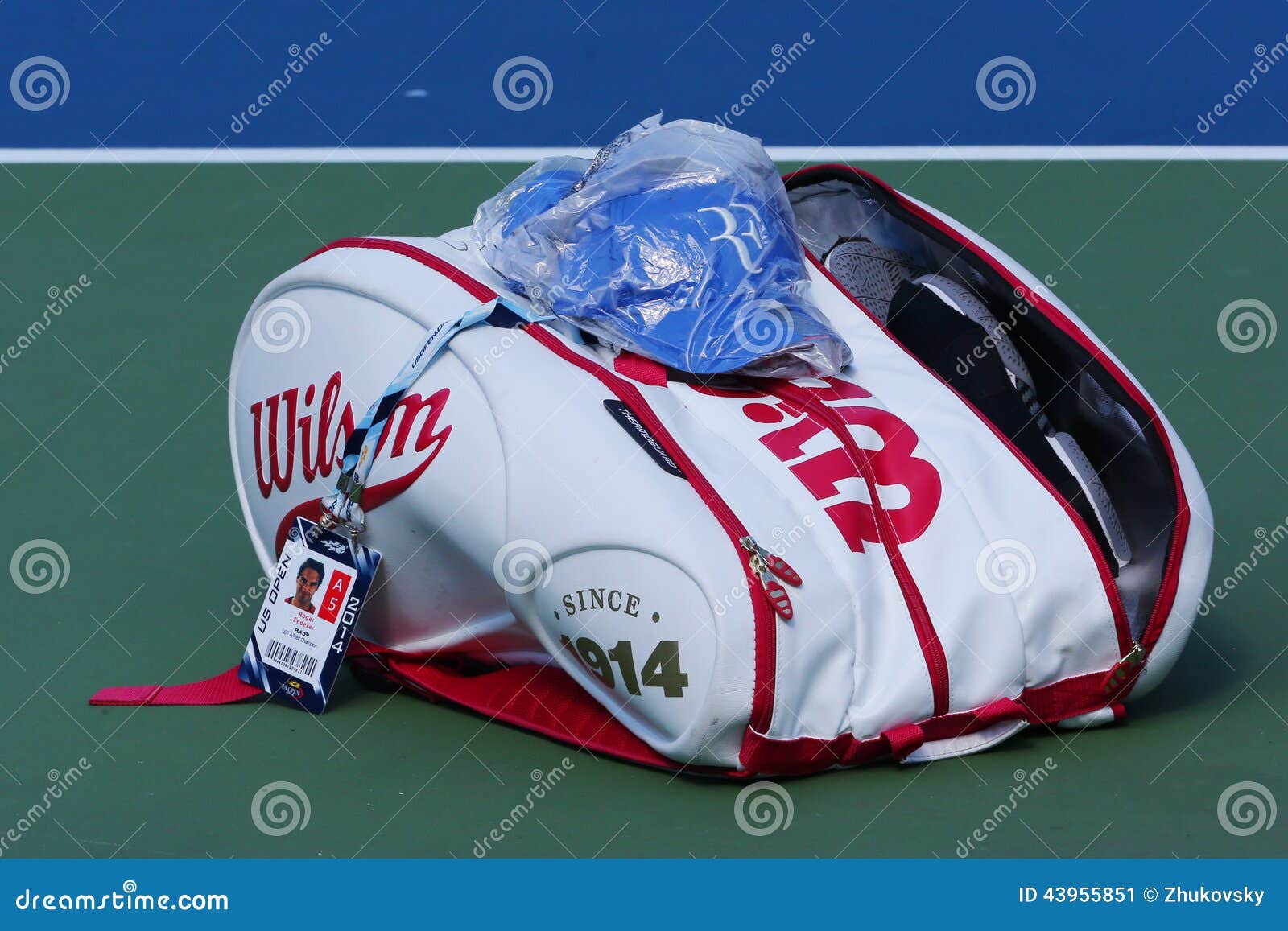 maatschappij Kelder Buiten Grote Het Tenniszak Van Wilson Van De Slagkampioen Roger Federer Aangepaste  Bij US Open 2014 Redactionele Foto - Image of atleet, ceremonie: 43955851