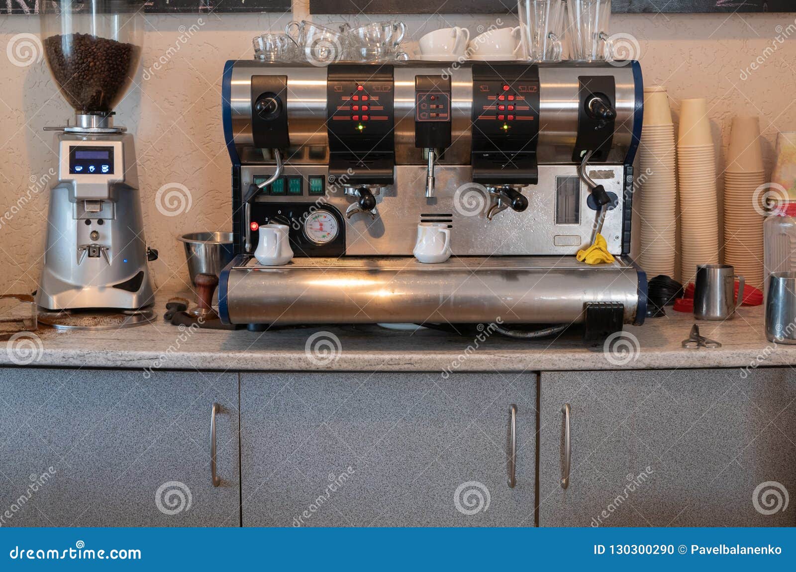 Grote Koffiemachine Op Een Plank Bij Koffiewinkel Stock Foto - Image koffie, grond: 130300290