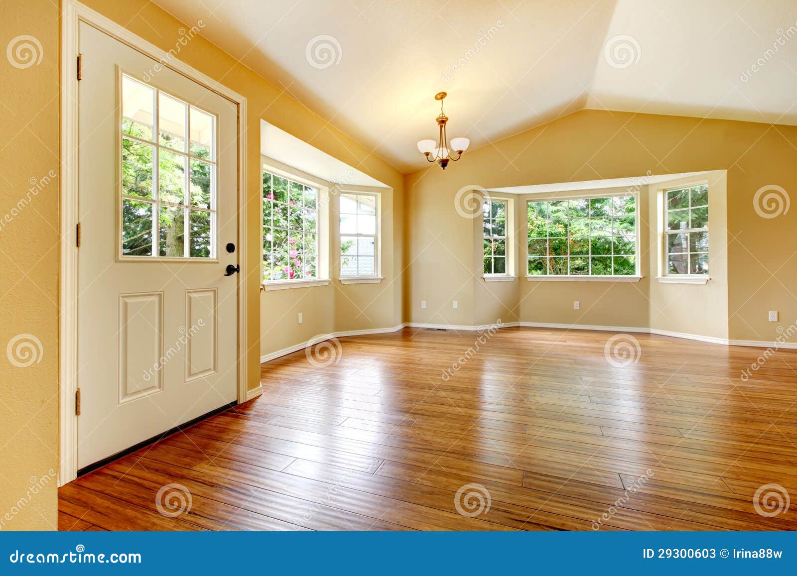 Grote lege onlangs geremodelleerde woonkamer met houten vloer ... Woonkamer houten