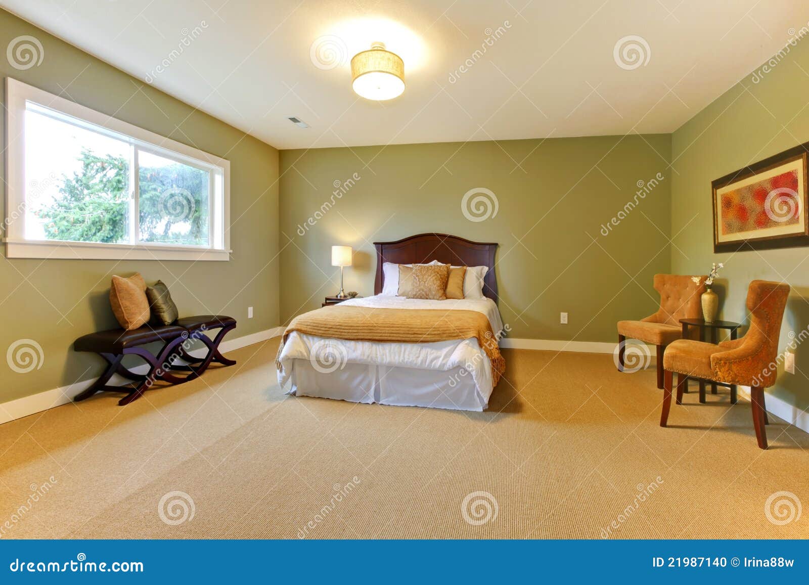 Grote nieuwe groene goed geleverde slaapkamer. stock foto ... Kabinet redesign