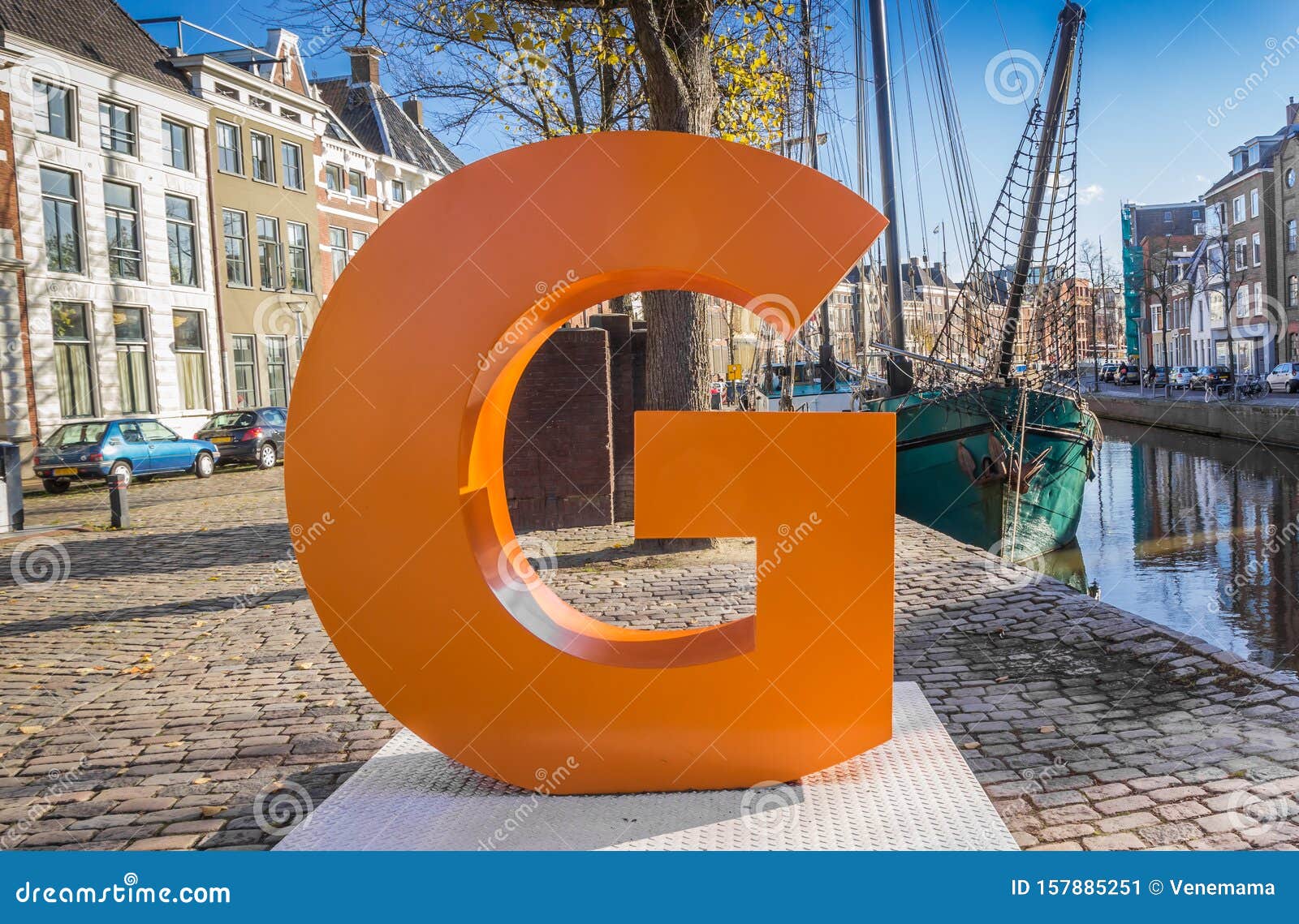 gen Zuiver Agressief Grote Oranje Letter G in Het Historische Centrum Van Groningen Redactionele  Foto - Image of rivier, teken: 157885251