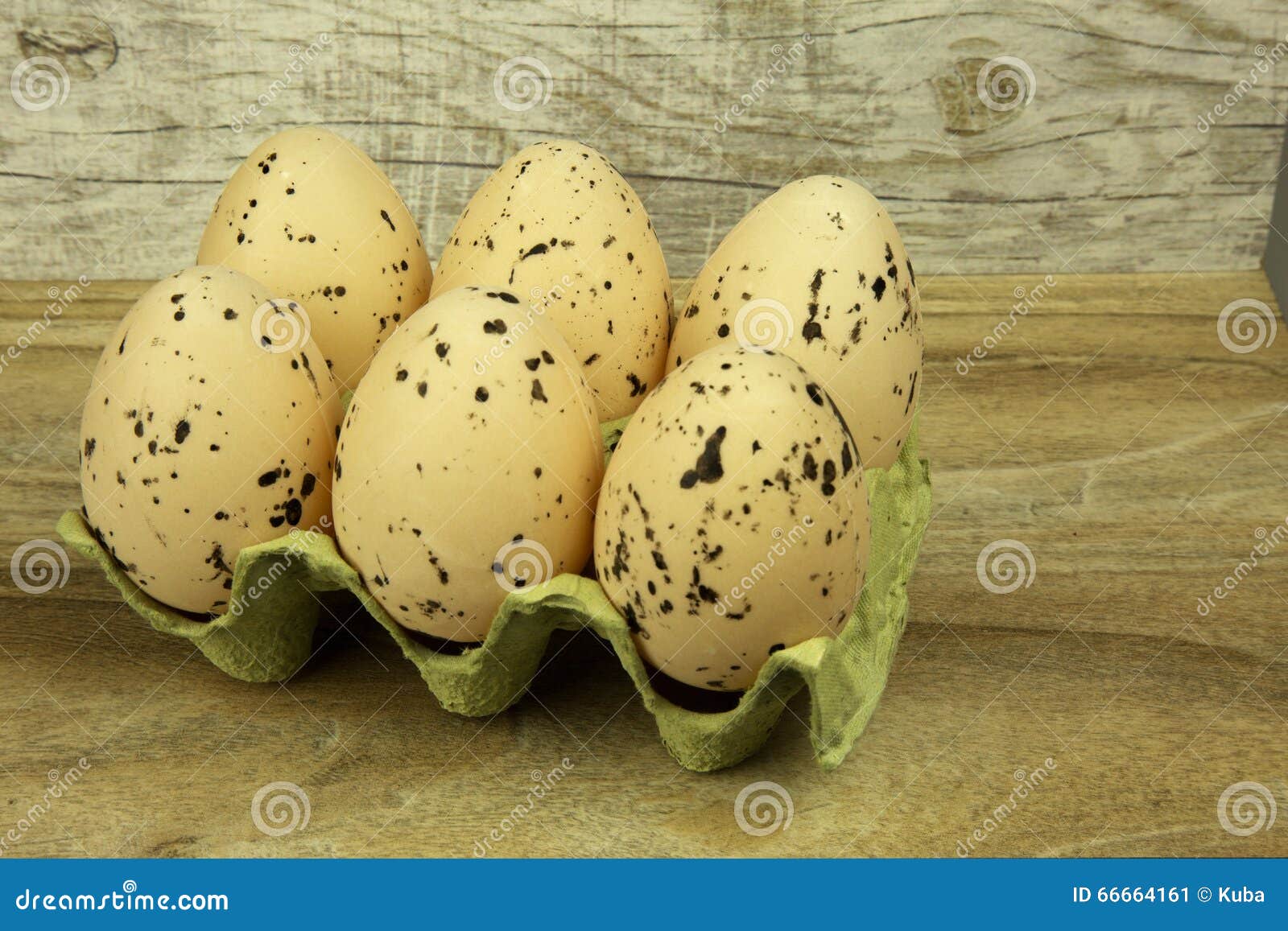 Witte, Gespikkelde Eieren in De Vorm Op Houten Bovenkant Stock Afbeelding - Image of inzameling, lente: 66664161