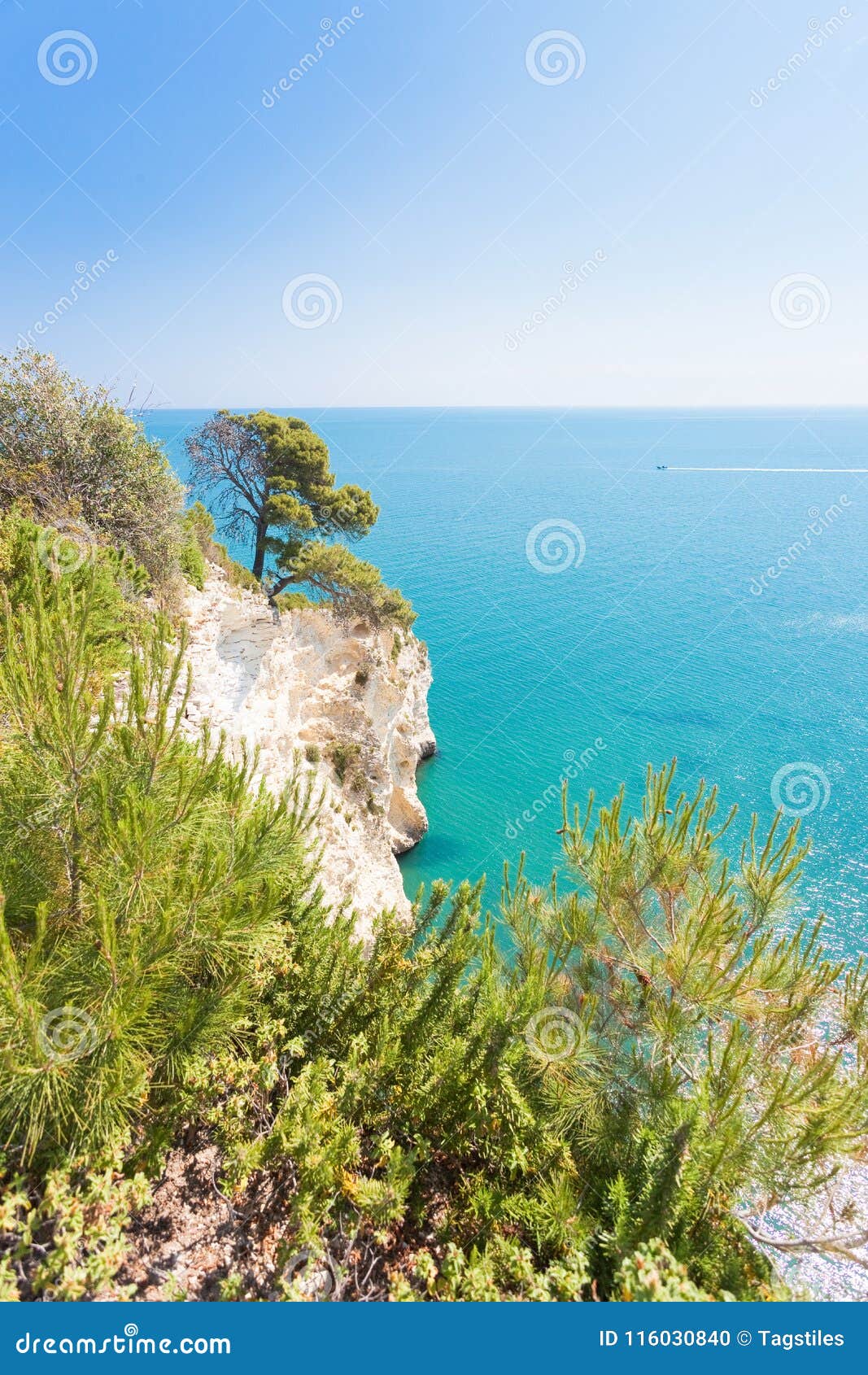 grotta della campana piccola, apulia - mediterranean coastline a