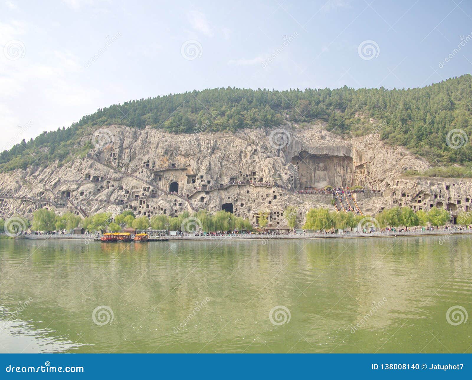 Grotte di Luoyang Longmen Buddha rotto e le caverne e le sculture di pietra nelle grotte di Longmen a Luoyang, Cina 14 ottobre 2018 contenuto