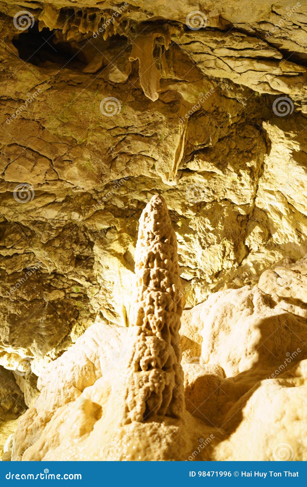 Grottes de Vallorbe. Estalagmitas y estalactitas en la caverna de subterráneo Vallorbe, Suiza, UE Foto tomada encendido: 10 de abril de 2016