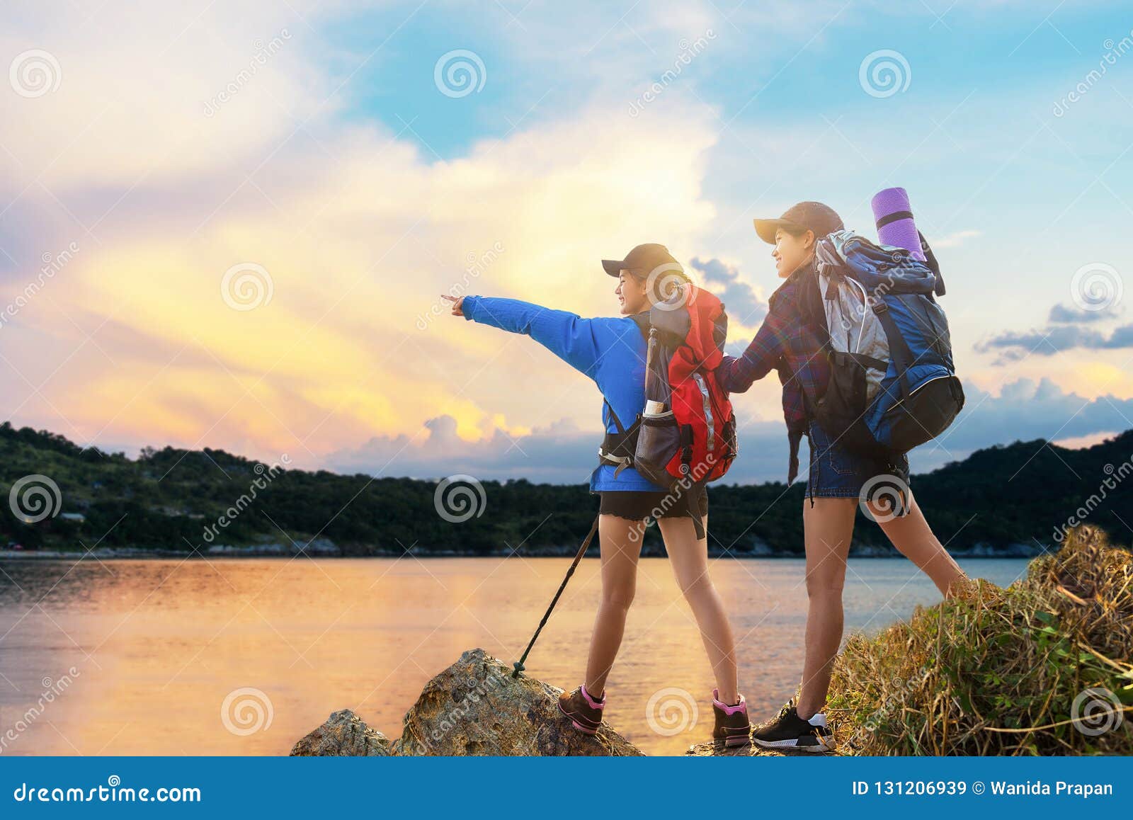 My friends going to travel. Молодые туристы. Молодые путешественники. Ходьба с рюкзаком. Группа женщины туристы.