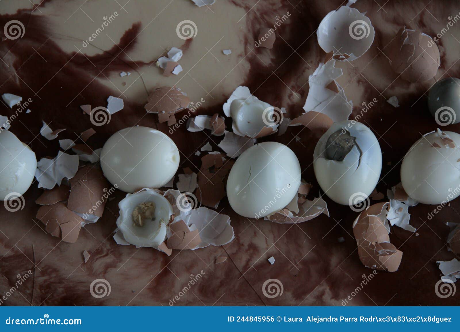 boiled and broken eggs on the counter huevos hervidos y rotos en la encimera