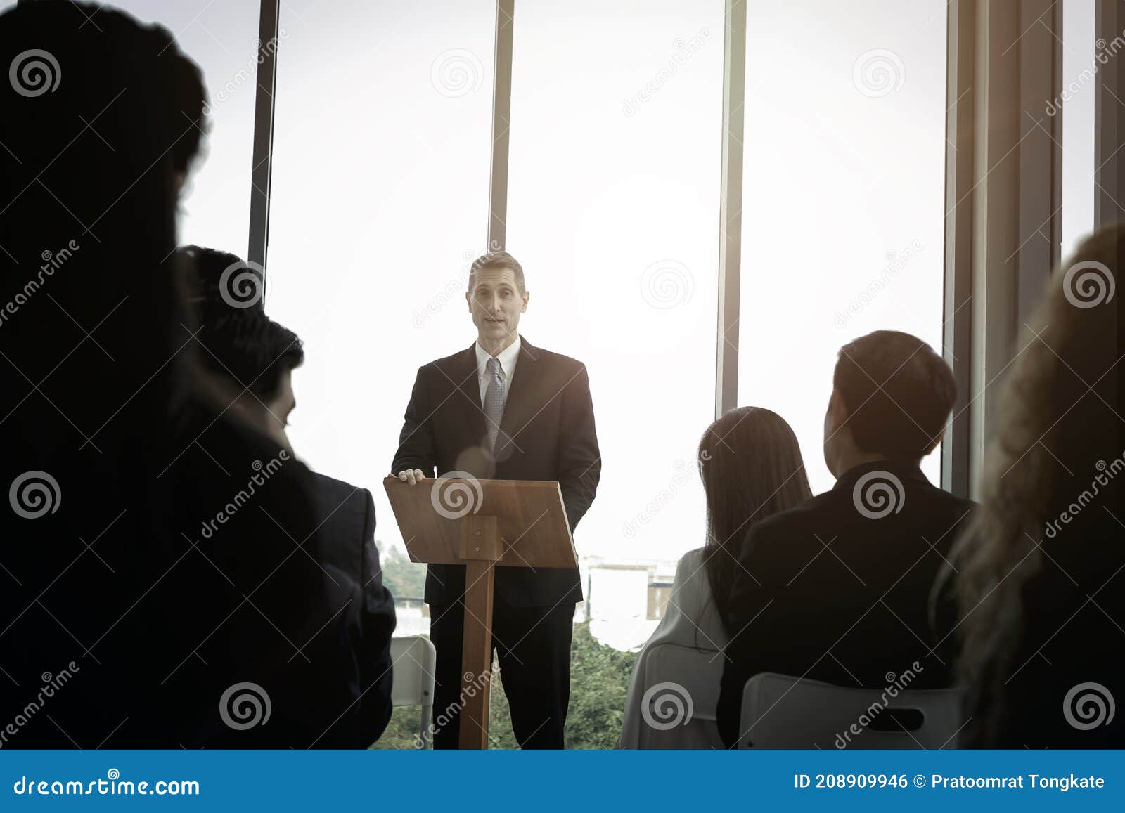 give a speech meeting