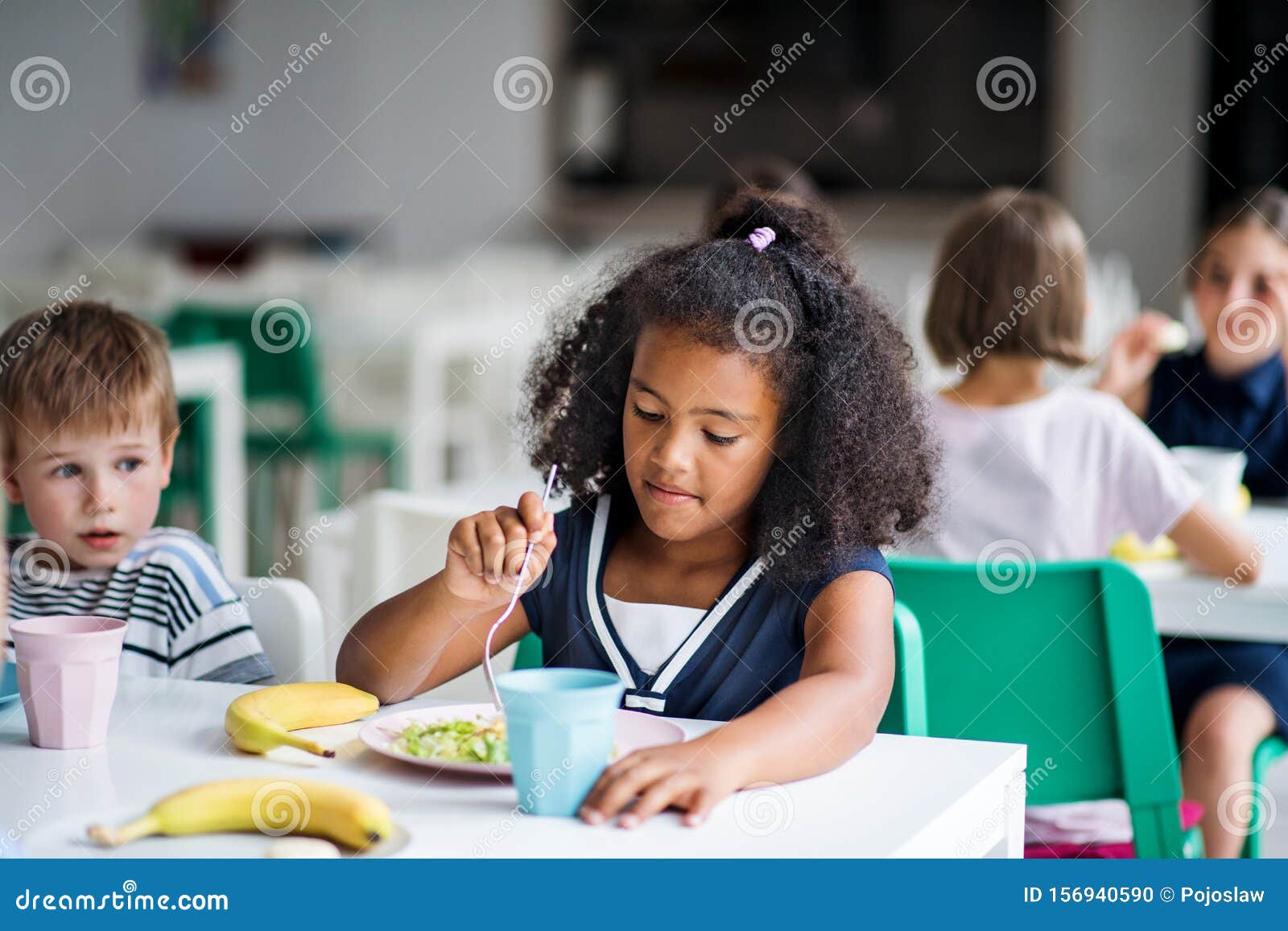 https://thumbs.dreamstime.com/z/group-cheerful-small-school-kids-canteen-eating-lunch-talking-156940590.jpg
