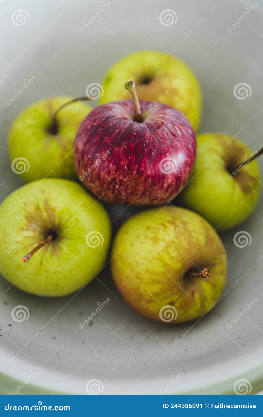 https://thumbs.dreamstime.com/z/group-green-apples-one-red-apple-middle-healthy-food-metaphor-standing-out-crowd-concept-244306091.jpg
